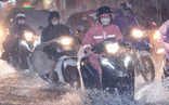 Video: Nhiều tuyến đường ở Hà Nội ngập sâu, người dân bì bõm giờ tan ca