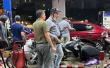 Video: Hiện trường ô tô tông hàng loạt xe máy tại cây xăng ở Hà Nội, 8 người bị thương