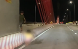 Video: Thót tim cảnh bé gái leo dải phân cách cầu Cửa Hội, ngã nhào trước đầu ô tô đang lao qua cầu