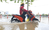 Video: Triều cường dâng cao, đường phố Cần Thơ chìm trong 'biển nước'