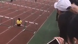 Cô gái thi vượt chướng ngại vật nhưng chạy đến đâu ngã đến đó