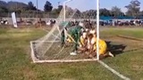 11 cầu thủ quỳ gối trước khung thành để 'yểm bùa' không bị thủng lưới