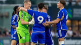 Cổ động viên bối rối vì bàn thắng kỳ lạ của thủ môn U21 Leicester