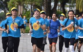 Nghệ sĩ cùng hàng trăm người tham gia giải chạy bộ Đường đua Hoa mặt trời