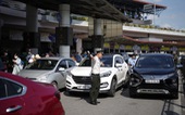 Lượng khách tăng vọt, sân bay Nội Bài khuyến cáo hành khách đi xe công cộng để giảm ùn ứ