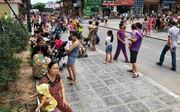 Cảnh người người chen chúc, ngột ngạt ở chung cư 'ông Thản'