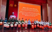 Chủ tịch Quốc hội Vương Đình Huệ chúc Tết và trao quà tại Bến Tre