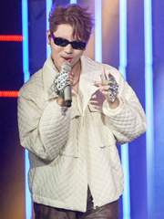 Lâm Phúc hóa 'trai hư' trong đêm live show 4 Vietnam Idol