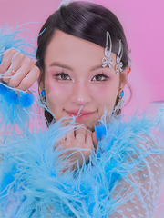 Phí Phương Anh hóa 'miêu nữ', chủ động cưa cẩm crush trong MV mới