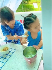 Cách chị gái quyền lực bón cơm cho em ăn