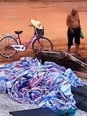 Người đàn ông trộm sắt công trình bị mất xe đạp