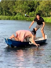 Cô gái chèo thuyền bị chàng trai chơi khăm ngã nhào xuống hồ
