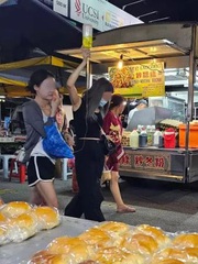 Cô gái dạo chợ đêm cùng chai truyền dịch