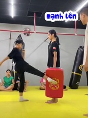 Thầy giáo bị đốn ngã vì không lường được sức mạnh cú đá của trò