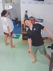 Vợ bầu cười ngặt nghẽo khi chồng bắt chước dáng đi lạch bạch