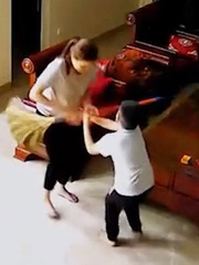 Vợ tính nóng như kem cầm chổi ‘dạy’ chồng bị hai con can ngăn