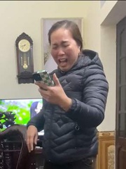 Mẹ cười ngặt nghẽo khi xem video con gái ở nhà quay TikTok