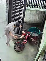 Bé trai mếu máo sau pha ôm cua xe đạp lao vào chậu nước
