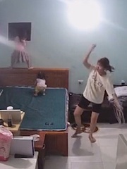 Ba mẹ con ở nhà mở nhạc Pokemon quẩy cực sung