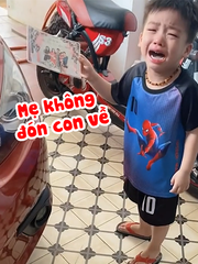 Bé trai khóc nức nở vì xem ảnh cưới bố mẹ không thấy mình