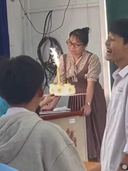 Cô giáo đứng hình khi trò vờ đánh nhau để chúc mừng sinh nhật