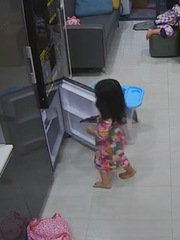 Con gái mang điện thoại của mẹ cất vào tủ lạnh