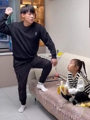 Con gái ngơ ngác khi bố làm 'ảo thuật' ăn mất quả chuối