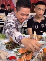 Thanh niên say rượu gắp mồi hoài không được vì nhìn vành đĩa tưởng miếng cá