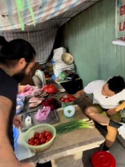 Thanh niên bán cà chua lươn lẹo gặp khách hàng cao tay