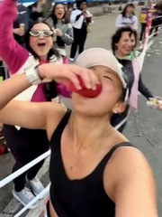 Nữ runner được mời rượu đến say mèm ở Marathon New York