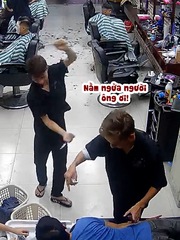 Cô gái bối rối khi khách nằm úp mặt để gội đầu