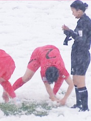 Nữ cầu thủ Hàn Quốc tự cào tuyết để đá phạt ở giải U20 châu Á