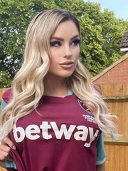 Nữ cổ động viên rất đặc biệt của West Ham