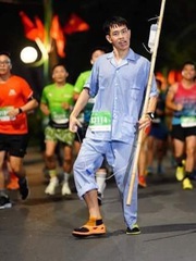 Muôn kiểu cosplay của runner trên đường chạy marathon