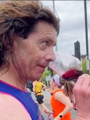 TikToker vừa chạy marathon vừa 'nhận dạng' 25 loại rượu