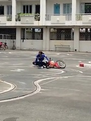 Cô gái vồ ếch khi thực hành chạy xe máy lượn vòng số 8