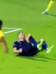 Cổ động viên lo sốt vó khi Ronaldo ngã vật trên sân