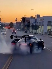 Siêu xe McLaren toác đầu khi tài xế trổ tài drift