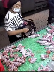 Người phụ nữ trộm đùi gà ở chợ bị bắt quả tang