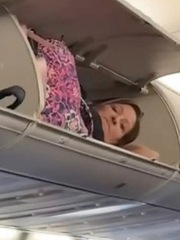 Ngủ trong ngăn chứa hành lý trên máy bay