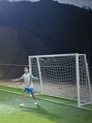Thủ môn bắt penalty suýt bị thủng lưới vì ăn mừng sớm