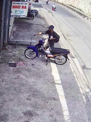 Người đàn ông tốt bụng nhắc chủ nhà quên chìa khóa trên xe máy