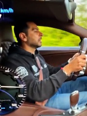 Chàng trai lái Bugatti Chiron chạy gần 413km/h trên cao tốc Đức