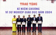 Cán bộ, giảng viên Trường đại học Cửu Long nhận Kỷ niệm chương