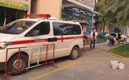 Bảo vệ chung cư ở Hà Nội khóa bánh xe cứu thương