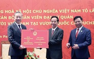Chủ tịch nước Tô Lâm trao quà cho bà con người gốc Việt tại Campuchia