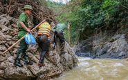 Tay không bám đá, vượt suối dữ tiếp tục tìm nạn nhân mất tích vụ sạt lở núi ở Cao Bằng