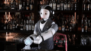 Video: Robot bào đá, phục vụ rượu vang