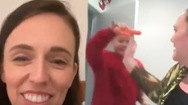 Video: Con gái 3 tuổi 'đột nhập' lúc Thủ tướng New Zealand livestream với người dân