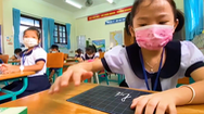 Video: Khi học sinh TP.HCM trở lại lớp, ai sốt, ho, khó thở, mất vị giác... phải nghỉ ở nhà